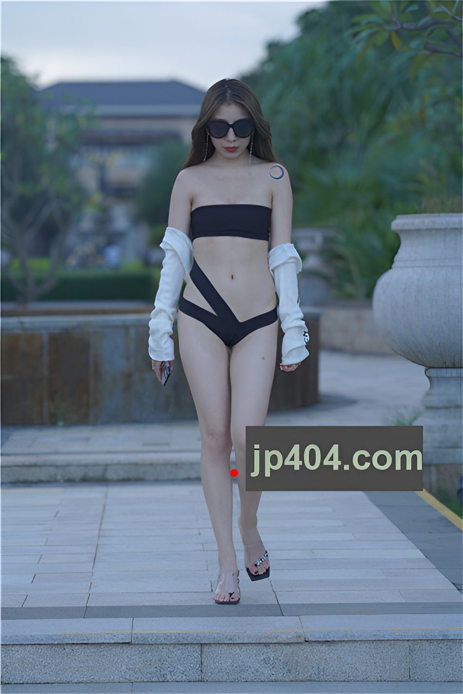 （套图一）性感黑色交叉抹胸比基尼长腿美女(196P)[4.41G/JPG]