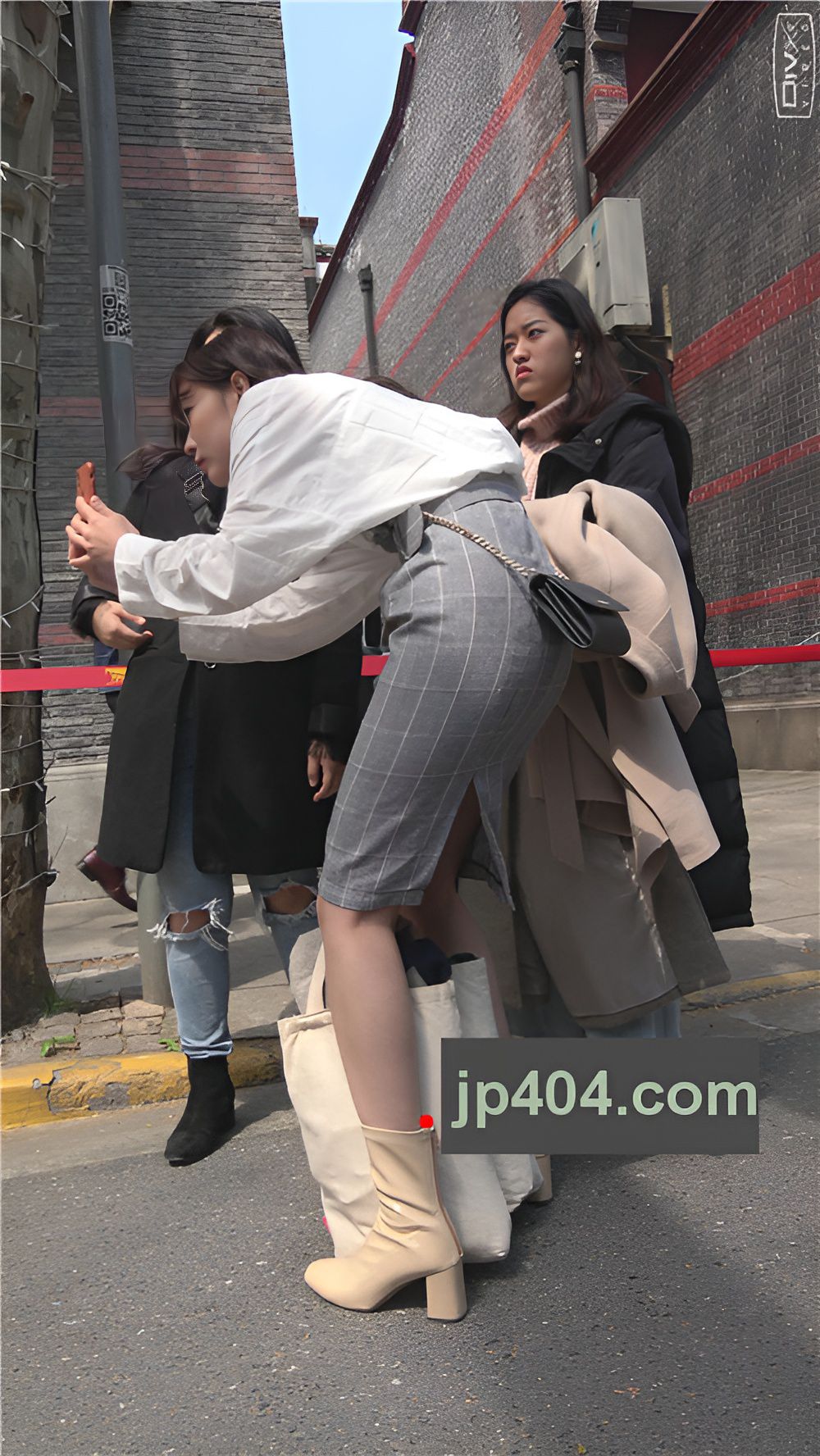 拍照的漂亮小姐姐[1.48G/MP4]