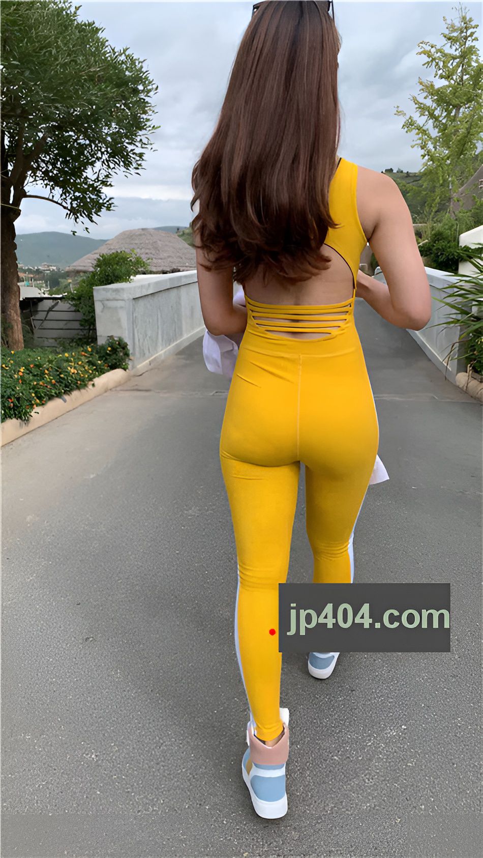 （视频一）黄色连体紧身裤美女[6.43G/MP4]