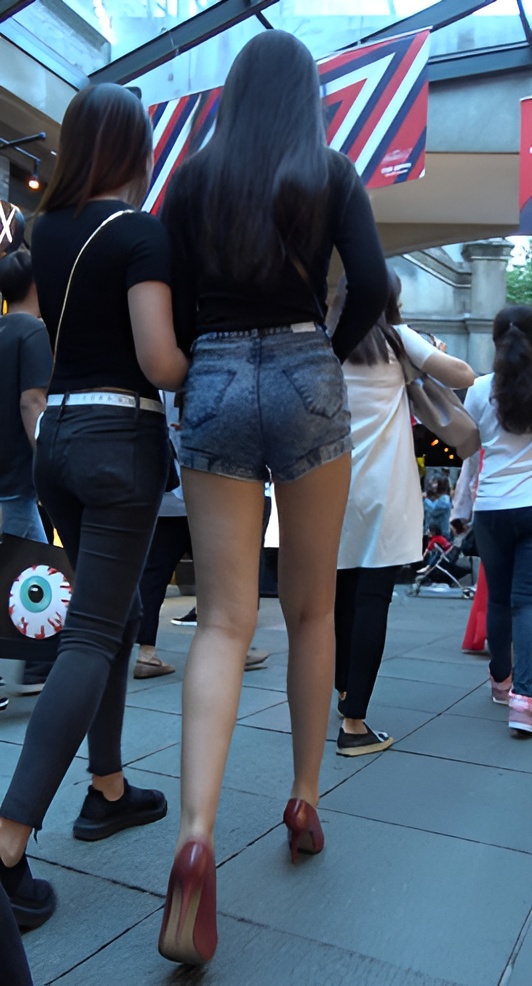 长腿热裤牛仔小姐姐[1.29G/MP4]