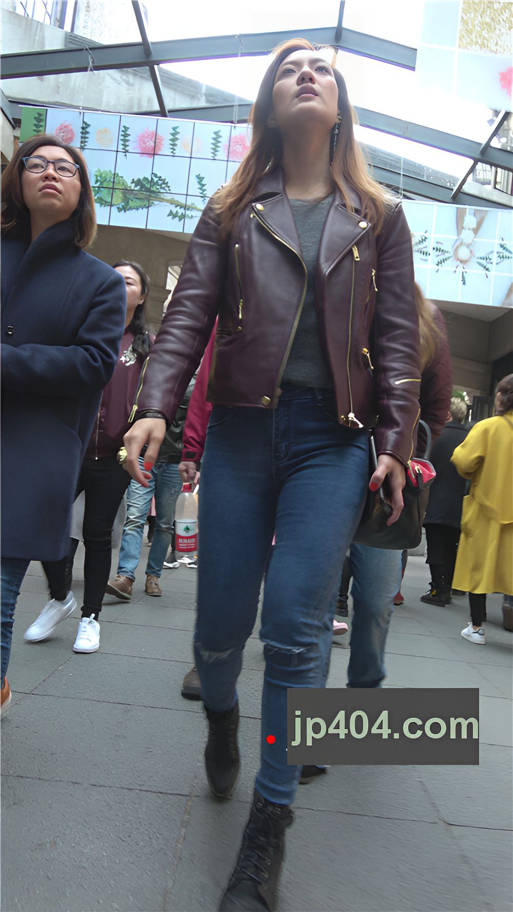 紧身牛仔肉感美妇[1.26G/MP4]