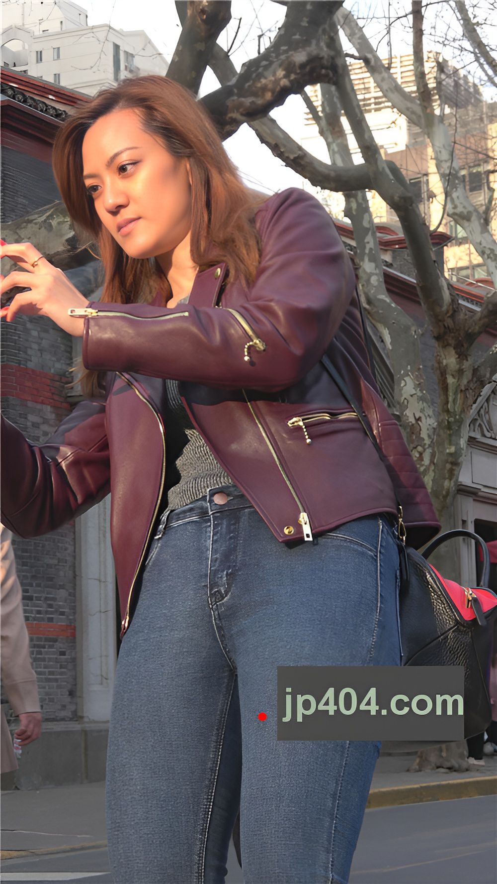 紧身牛仔肉感美妇[1.26G/MP4]