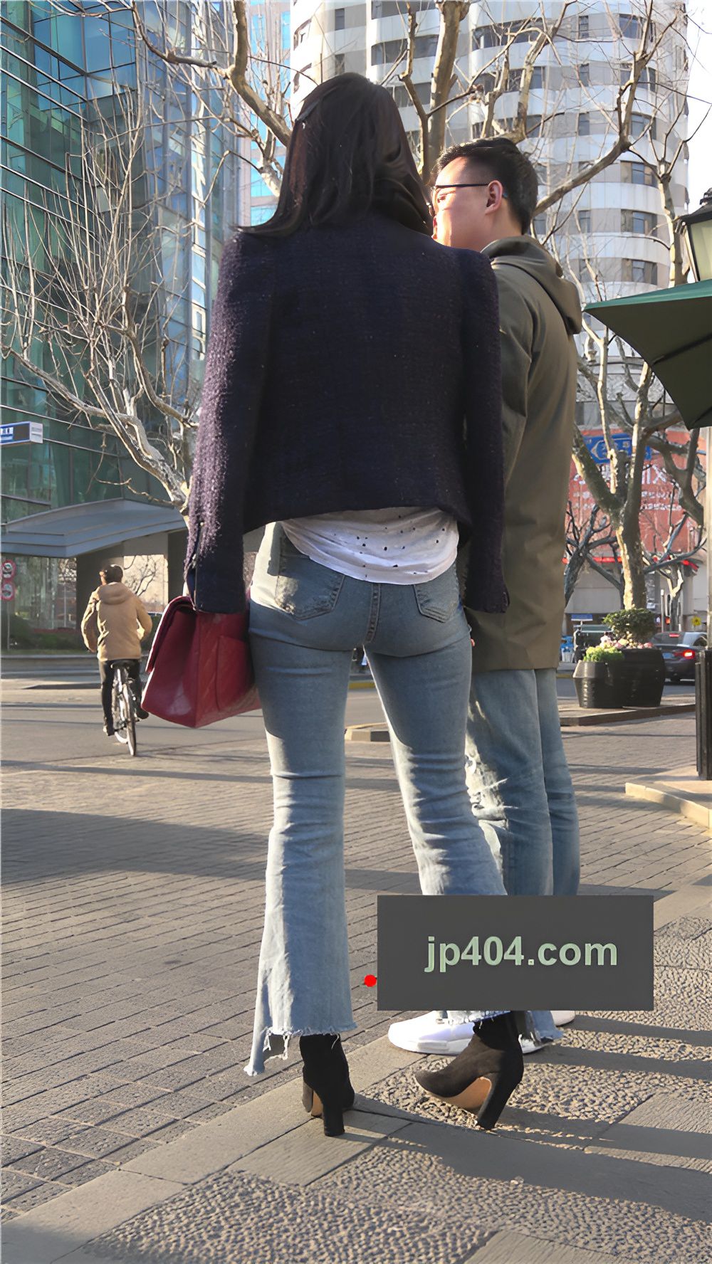 蓝色牛仔喇叭裤气质美女[1.77G/MP4]