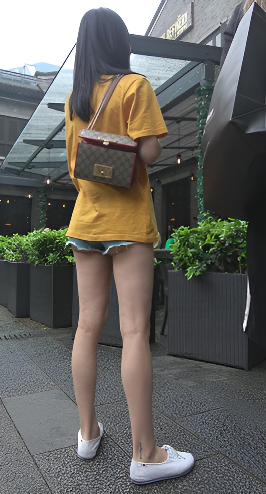 黄衣牛仔裤短裤月牙美女[1.15G/MP4]