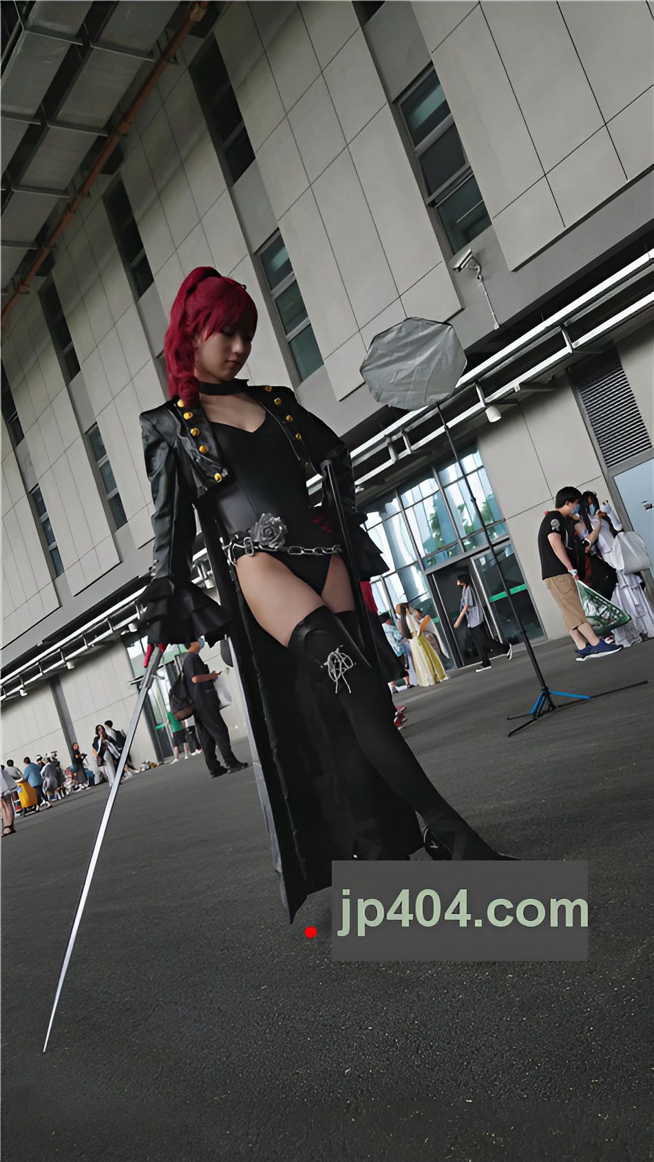 漂亮的coplay黑色披风红发妹子[273M/MP4]