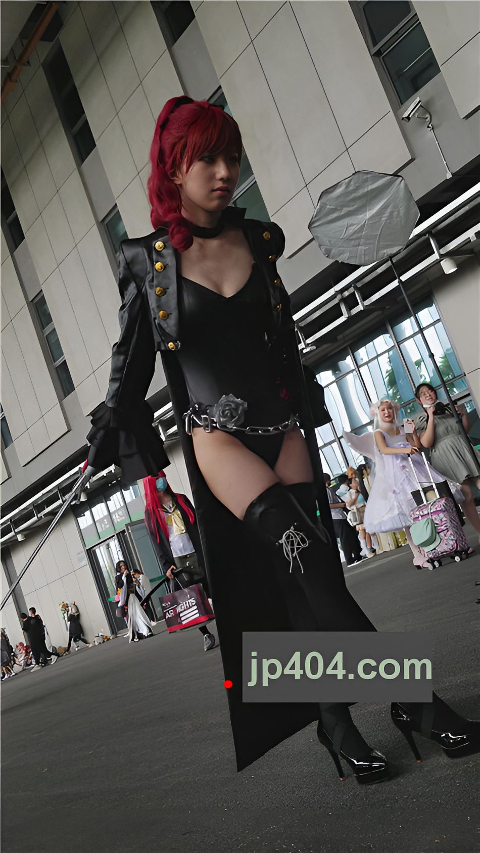 漂亮的coplay黑色披风红发妹子[273M/MP4]