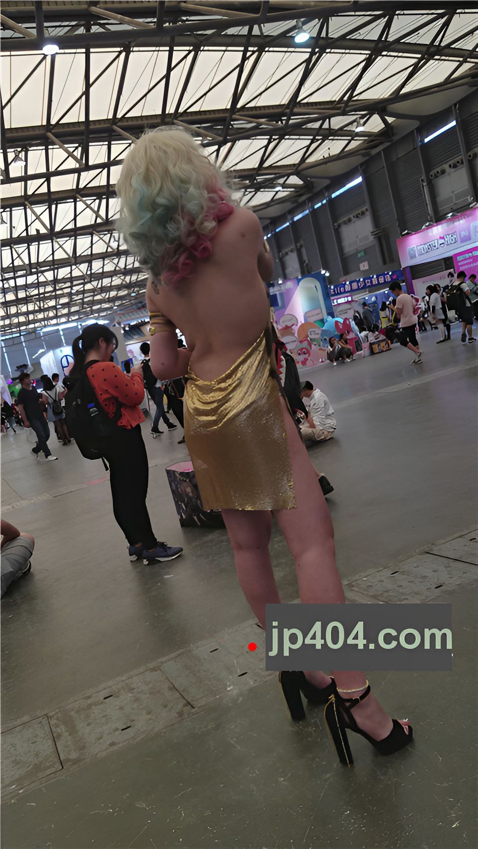 性感的吊带裙coplay妹子[568M/MP4]