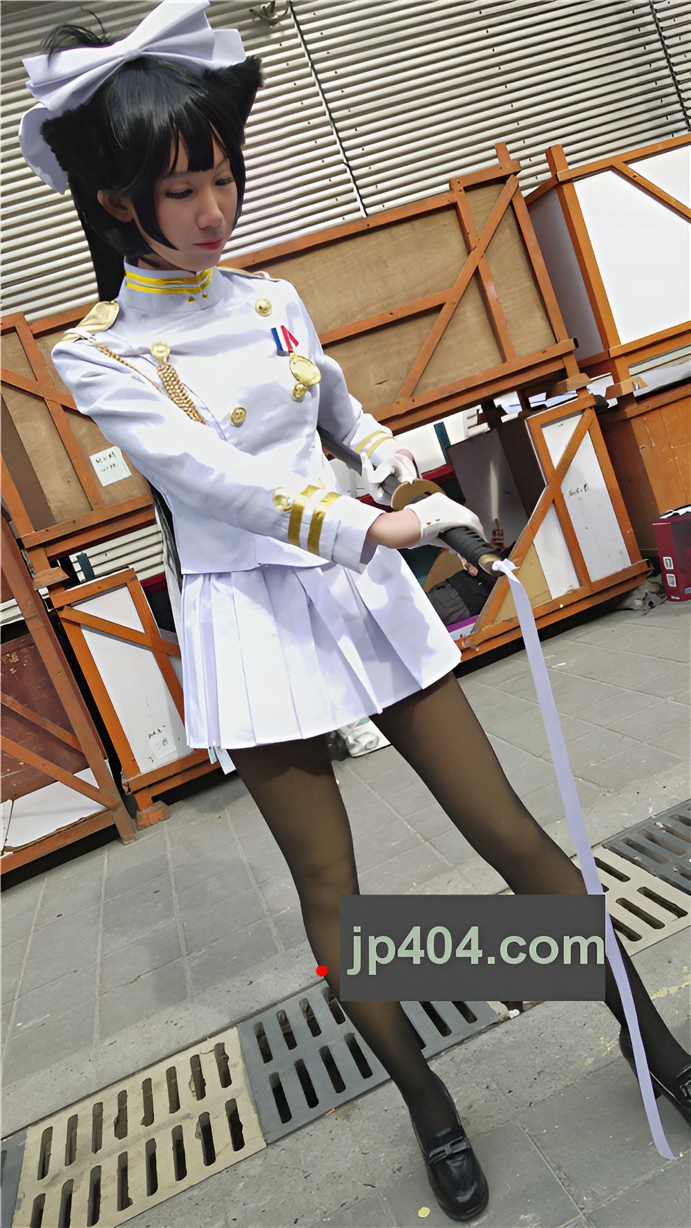 持刀白色制服cosplay美眉[465M/MP4]