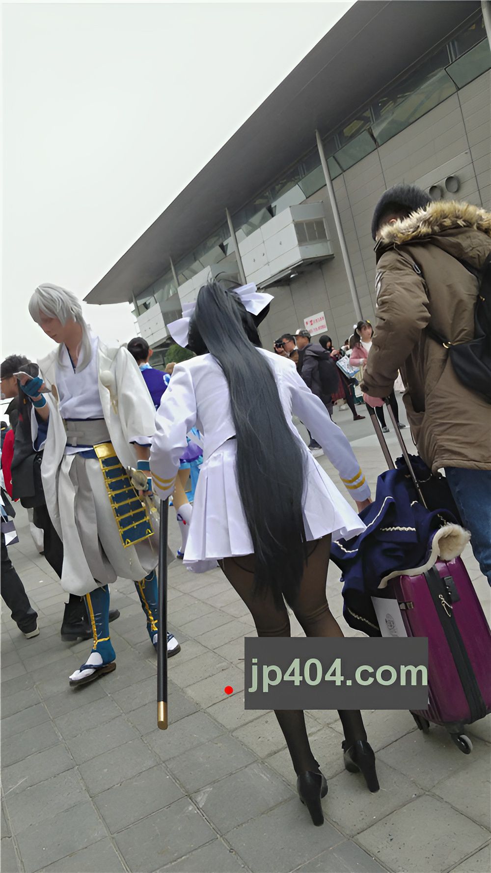 持刀白色制服cosplay美眉[465M/MP4]