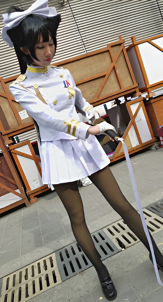 持刀白色制服cosplay美眉[465M/MP4]