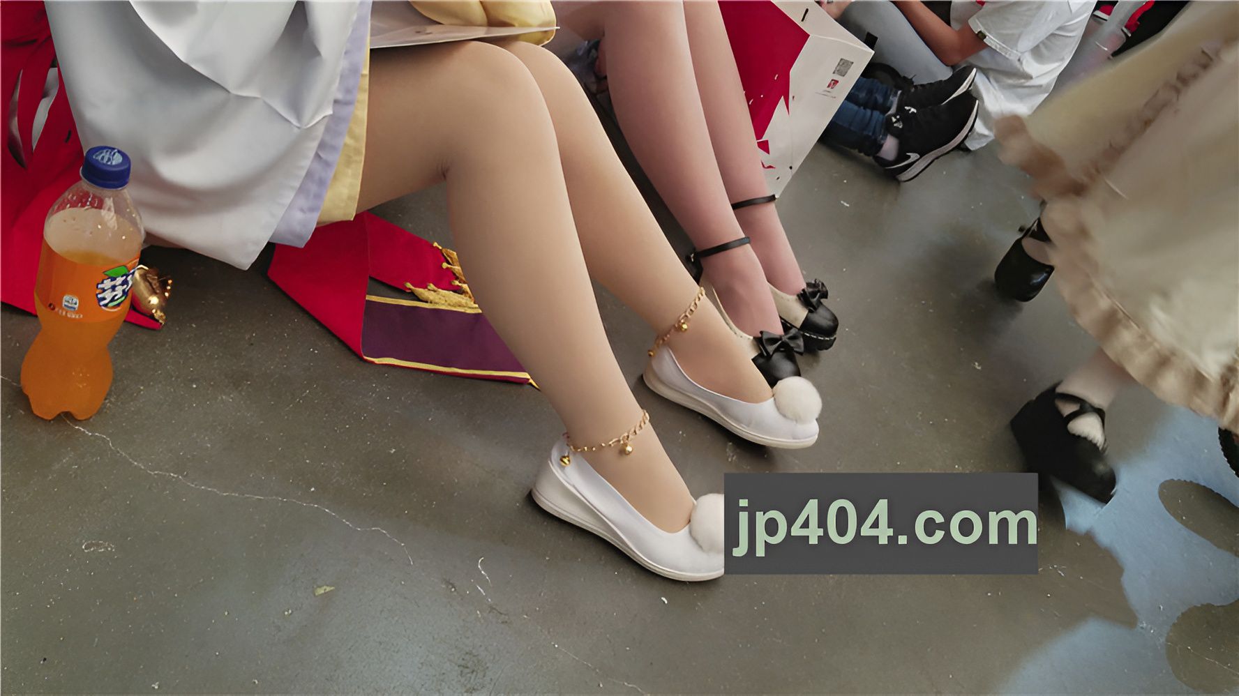 坐着化妆的cosplay美女[816M/MP4]