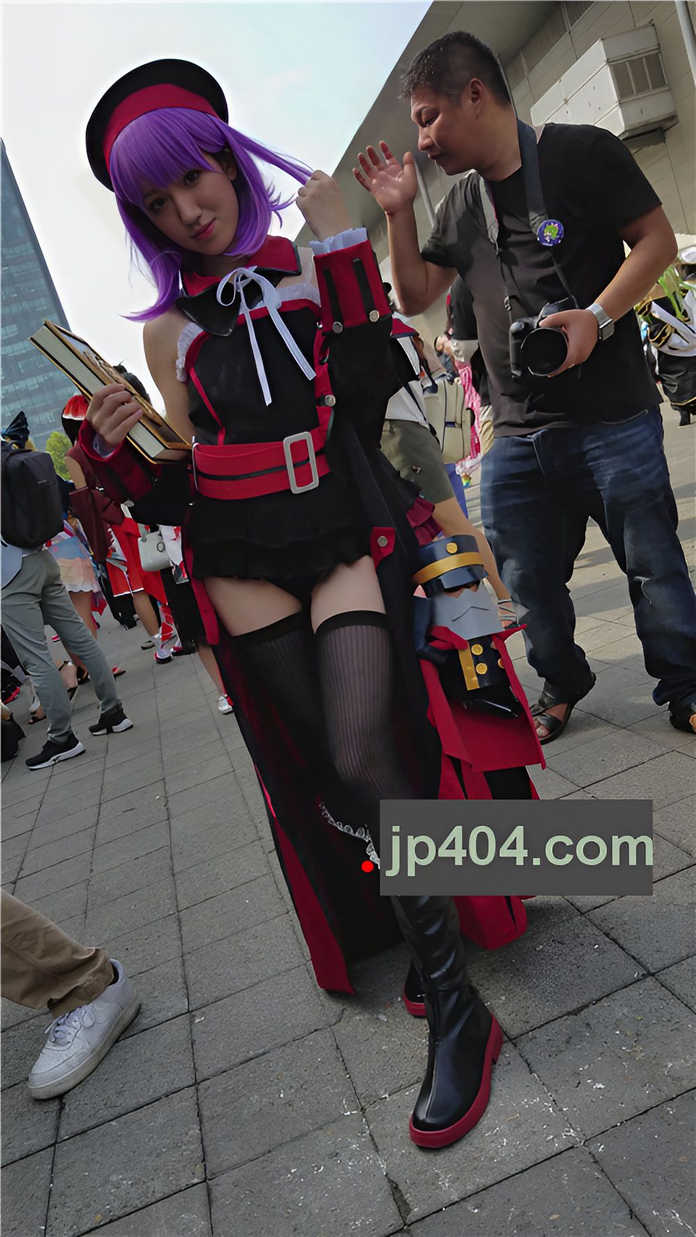 手持魔法书的cosplay美女[445M/MP4]