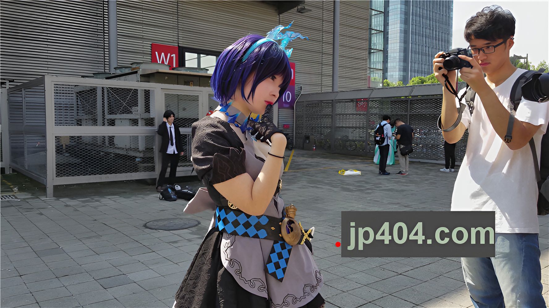 白嫩的蓝发cosplay美女[547M/MP4]