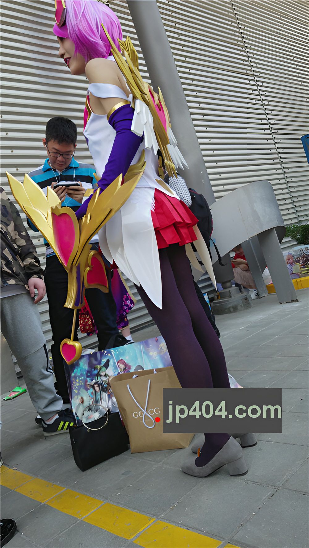 漂亮的高跟紫色SWcosplay美女[436M/MP4]