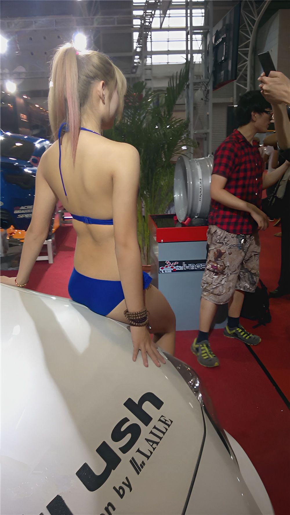 蓝色车模妹子[155M/MP4]