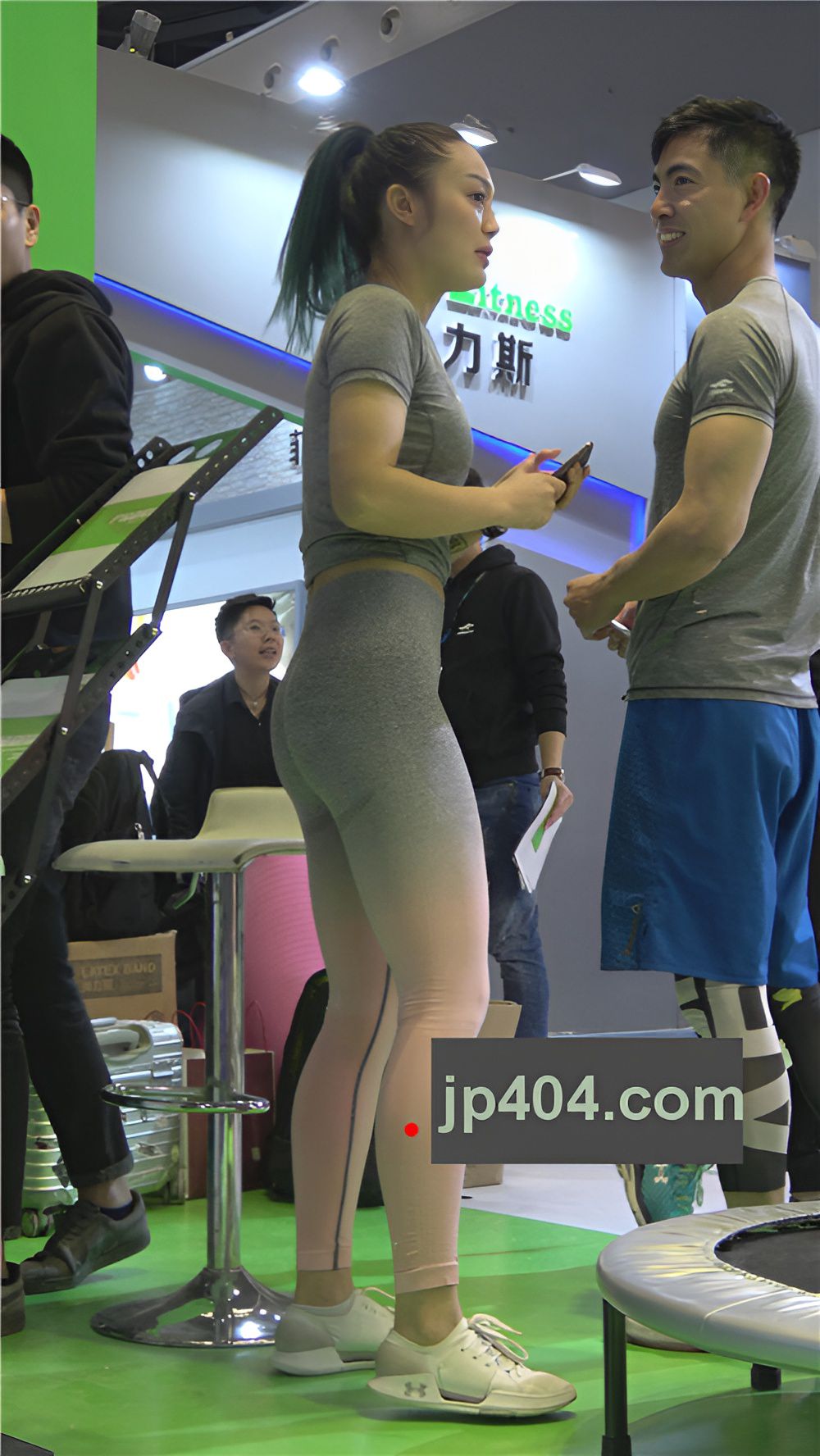 紧身裤花臂小姐姐《二》[1.12G/MP4]