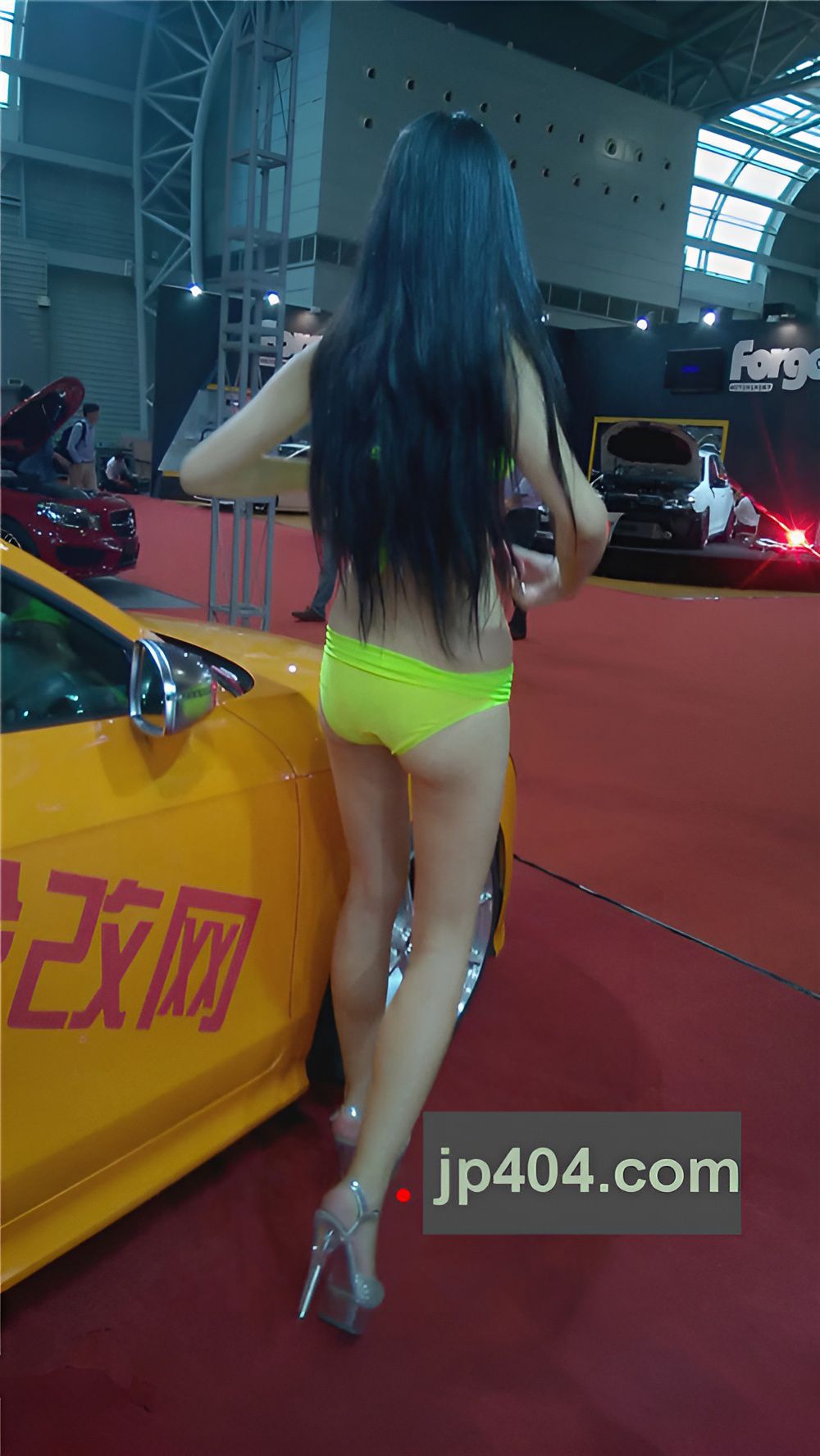 长发绿色比基尼车模小姐姐[119M/MP4]