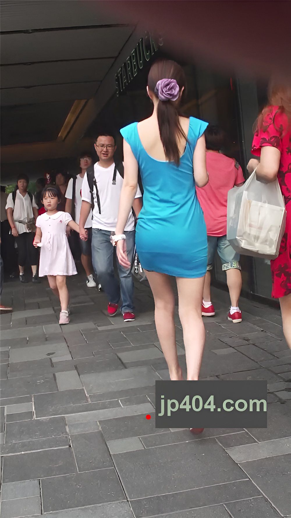 蓝色连体裙小姐姐[354M/MP4]