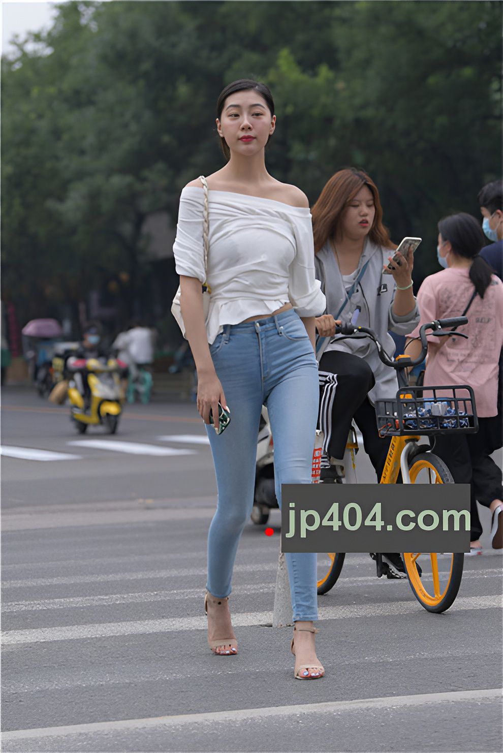 高挑的紧牛美女【套图+视频】