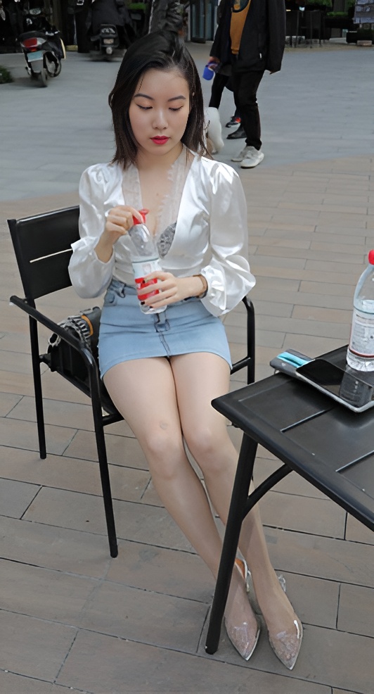 牛仔短裙肉丝美眉【套图+视频】