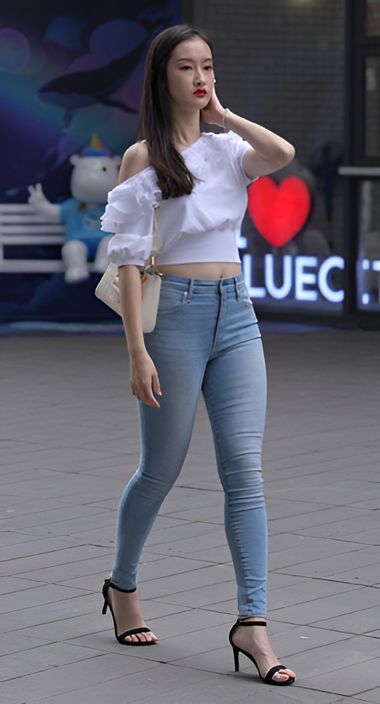 蓝色紧身牛仔裤美女【套图+视频】