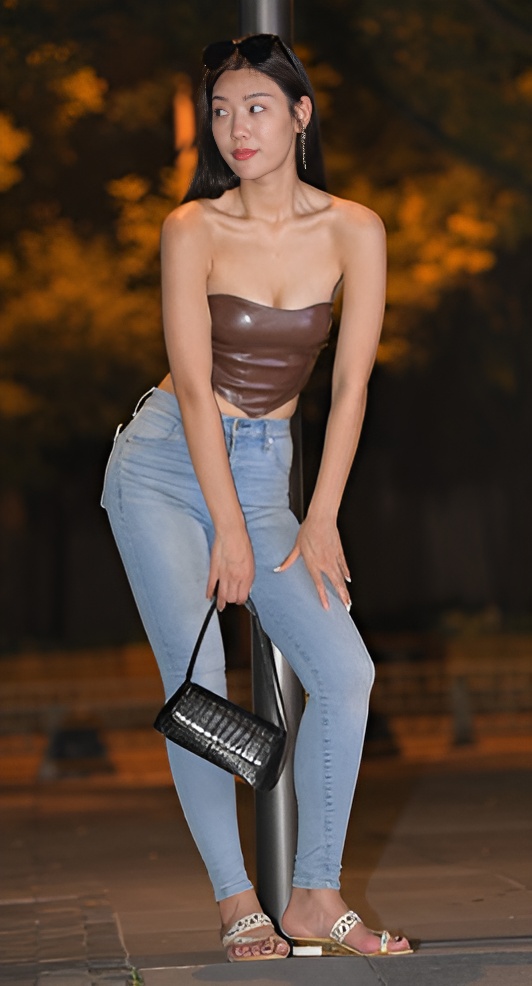 夜拍蓝色牛仔裤美女【套图+视频】