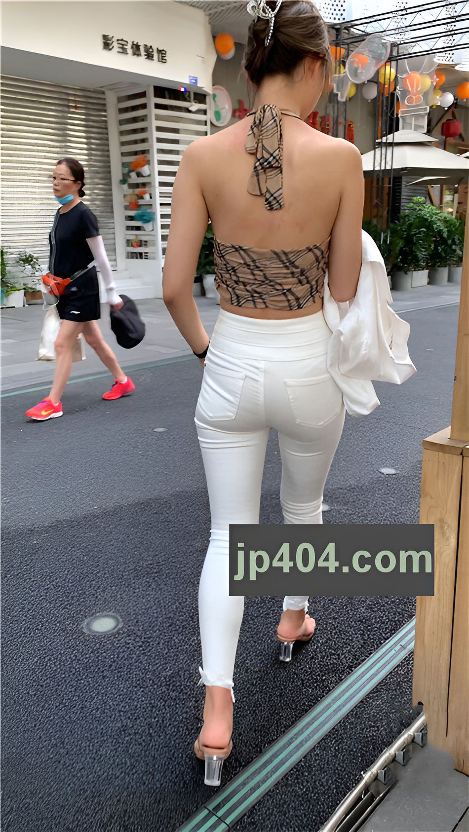 （视频）漂亮的高腰白裤美女 [10.64G/MP4]