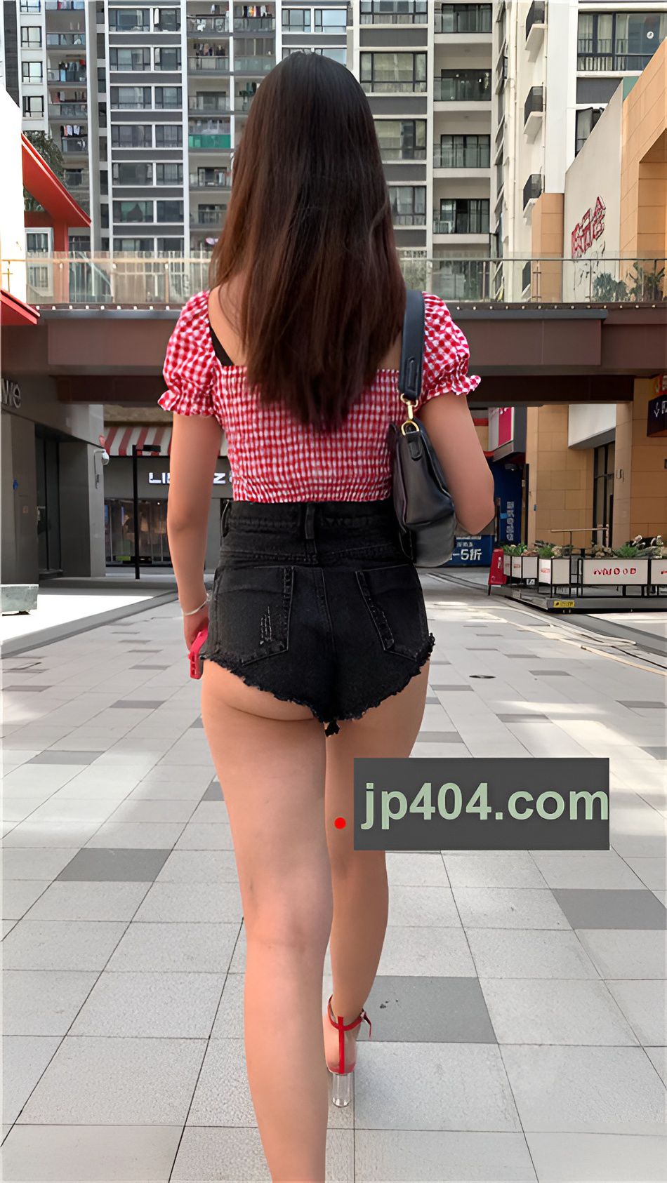 （视频）黑色热裤大长腿小姐姐 [10.54G/MP4]