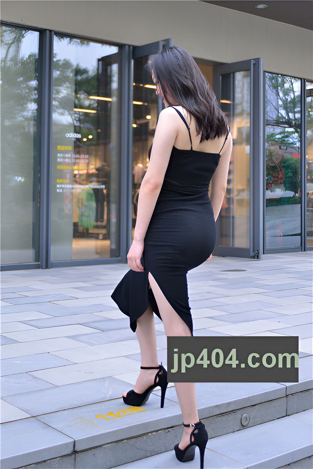 黑色吊带包臀裙美女(71P)[994M/JPG]