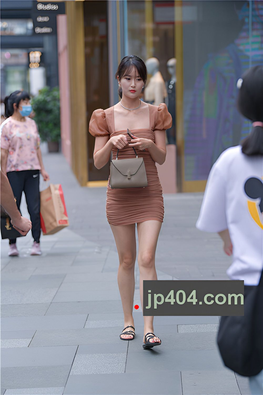 漂亮的连体裙美女(45P)[772M/JPG]