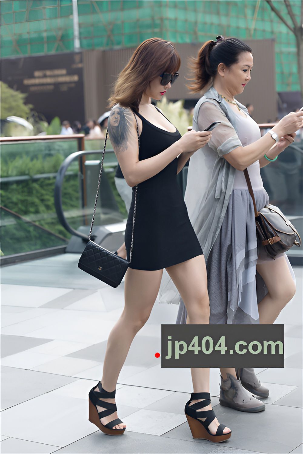 黑色吊带连体包臀裙妹子(47P)[713M/JPG]