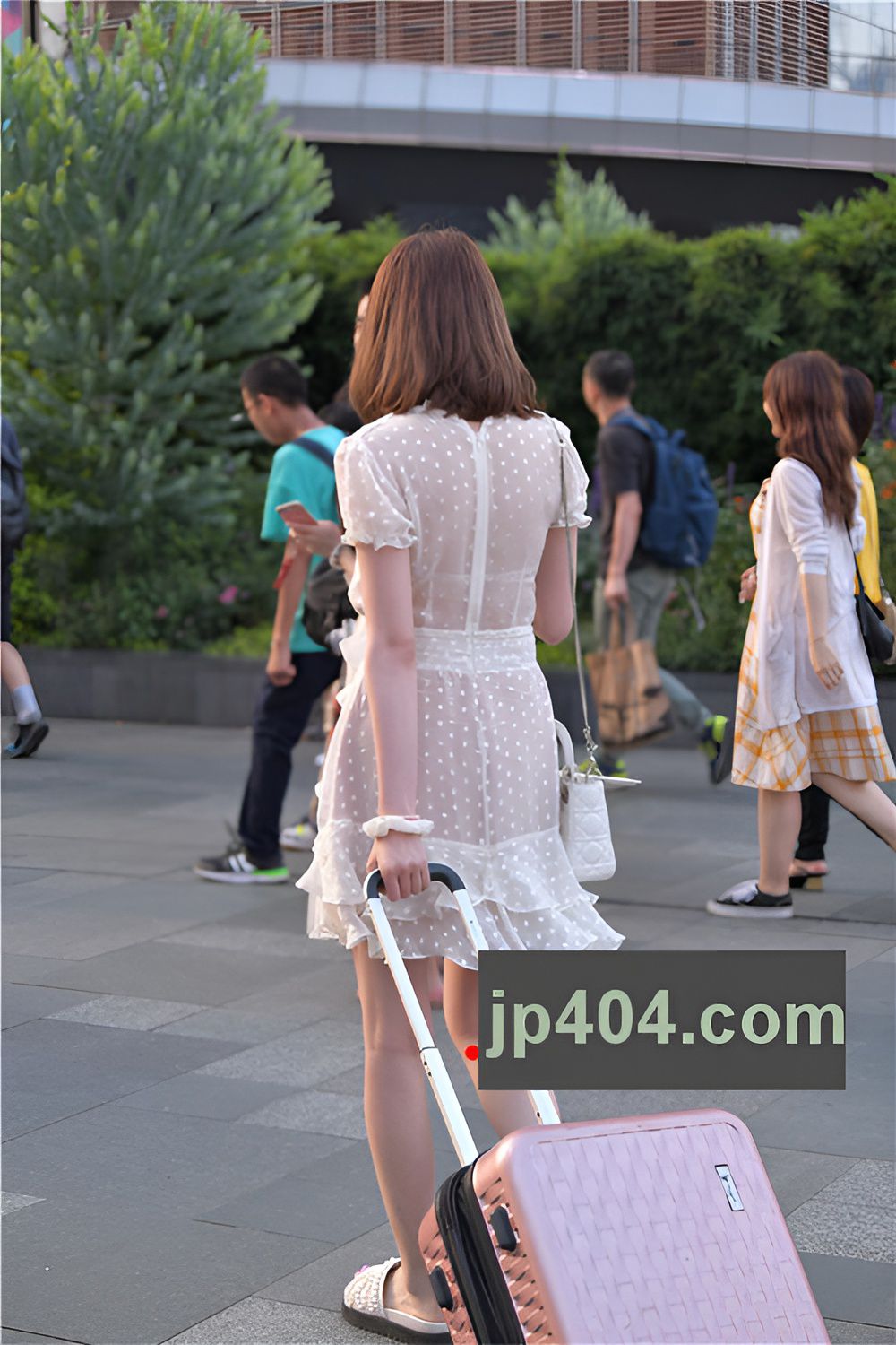 拉着行李箱的连衣裙小姐姐(22P)[241M/JPG]