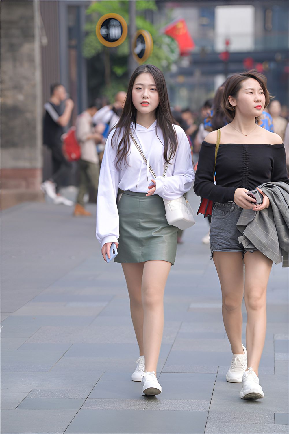 漂亮的皮裙女孩(48P)[661M/JPG]