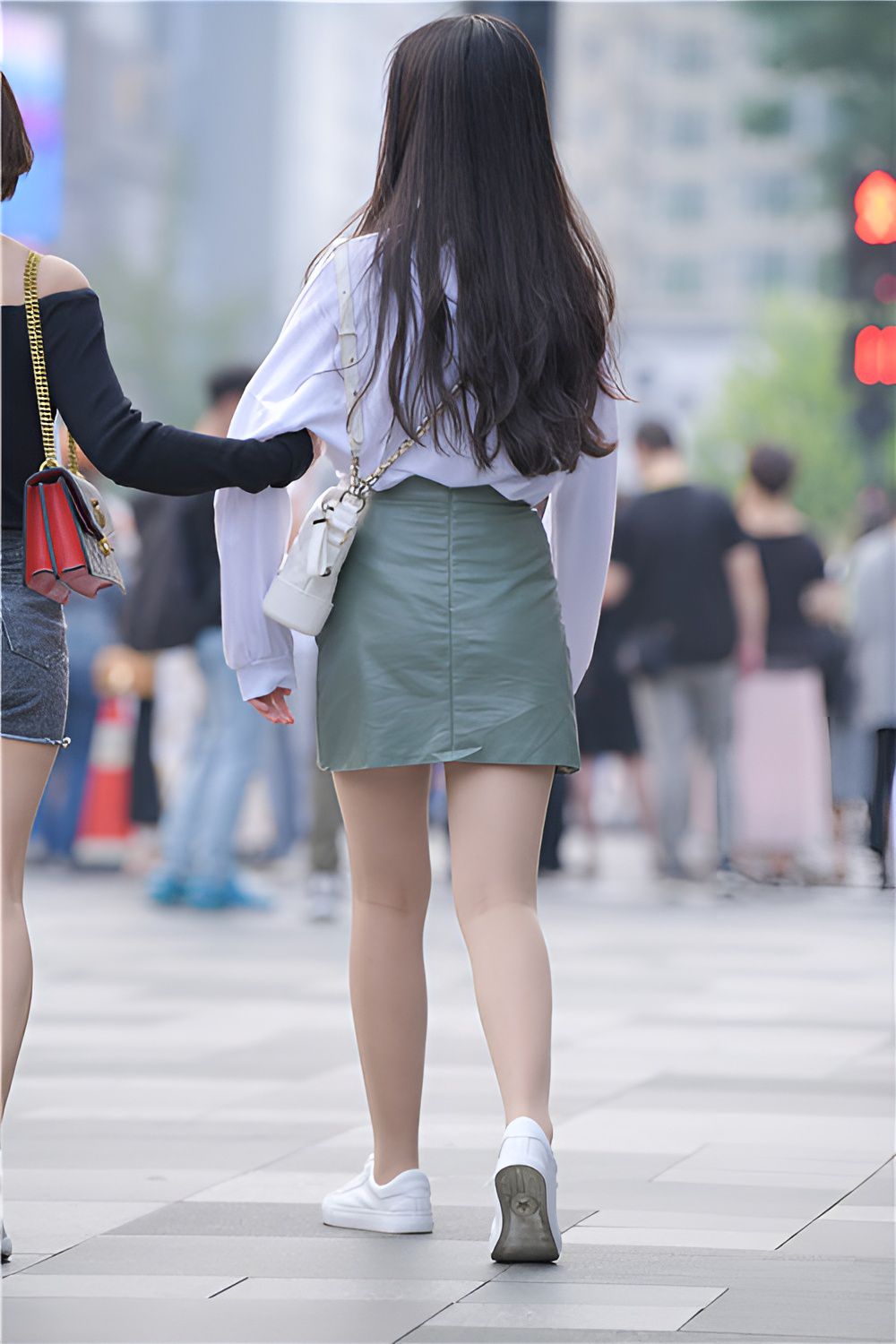 漂亮的皮裙女孩(48P)[661M/JPG]