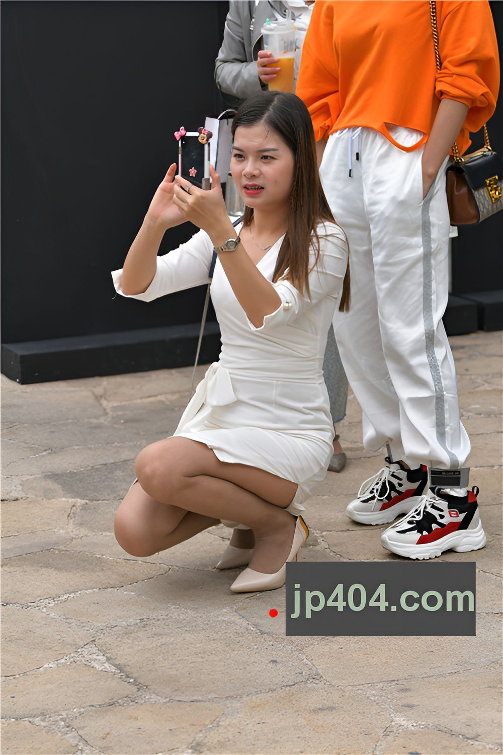 拍照的白裙美妇(18P)[190M/JPG]