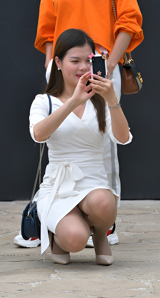 拍照的白裙美妇(18P)[190M/JPG]