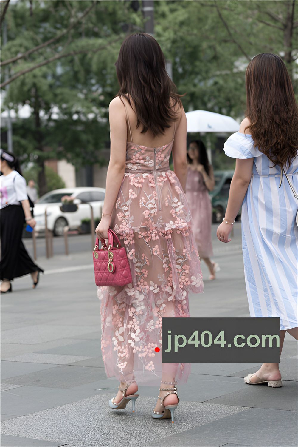 漂亮的吊带长裙气质美女(19P)[306M/JPG]