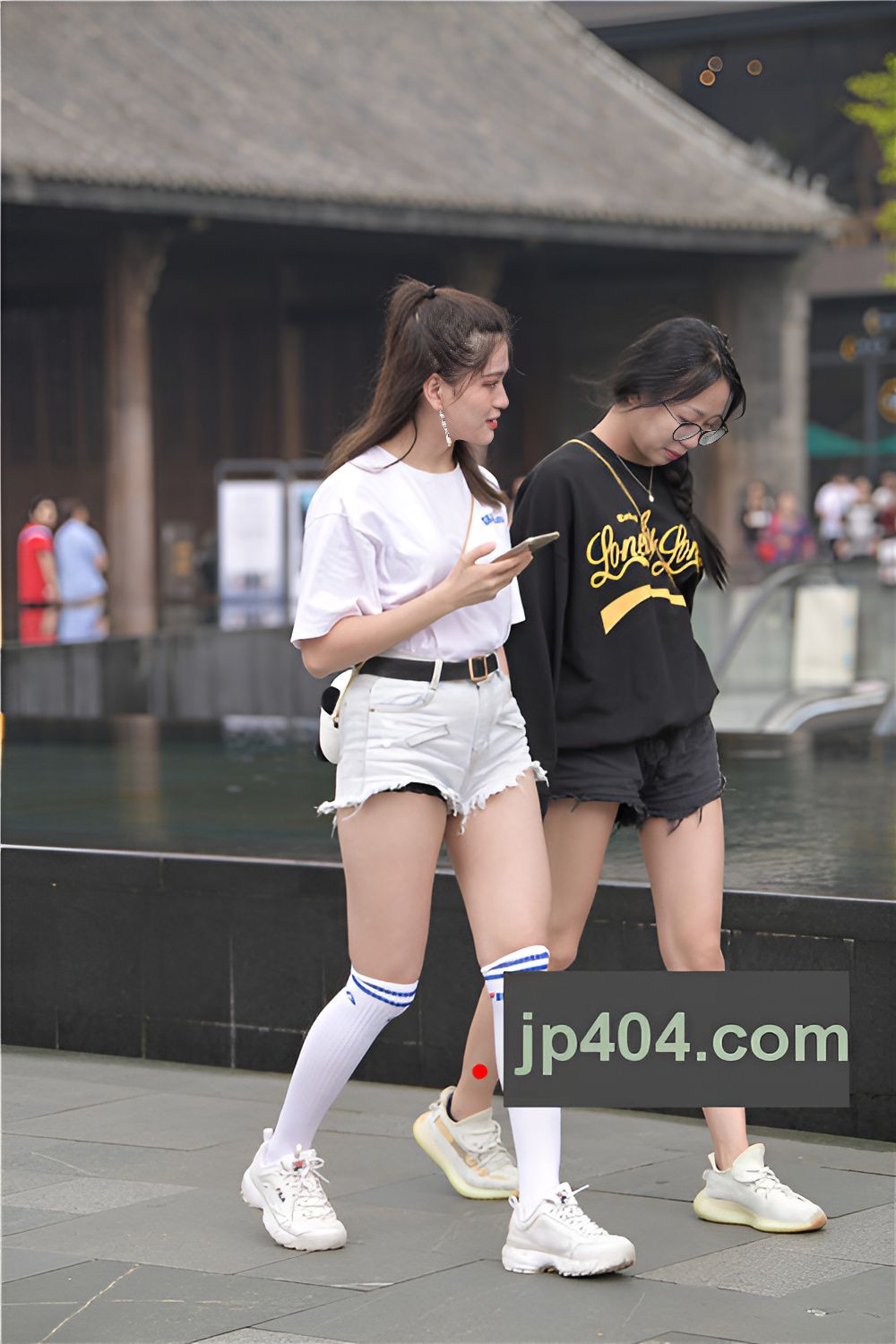 背着熊猫包包的小姐姐(75P)[943M/JPG]