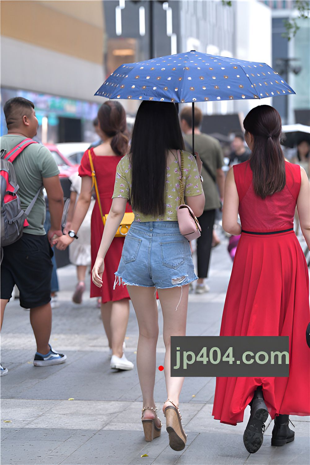 拍照的热裤小妹(39P)[259M/JPG]