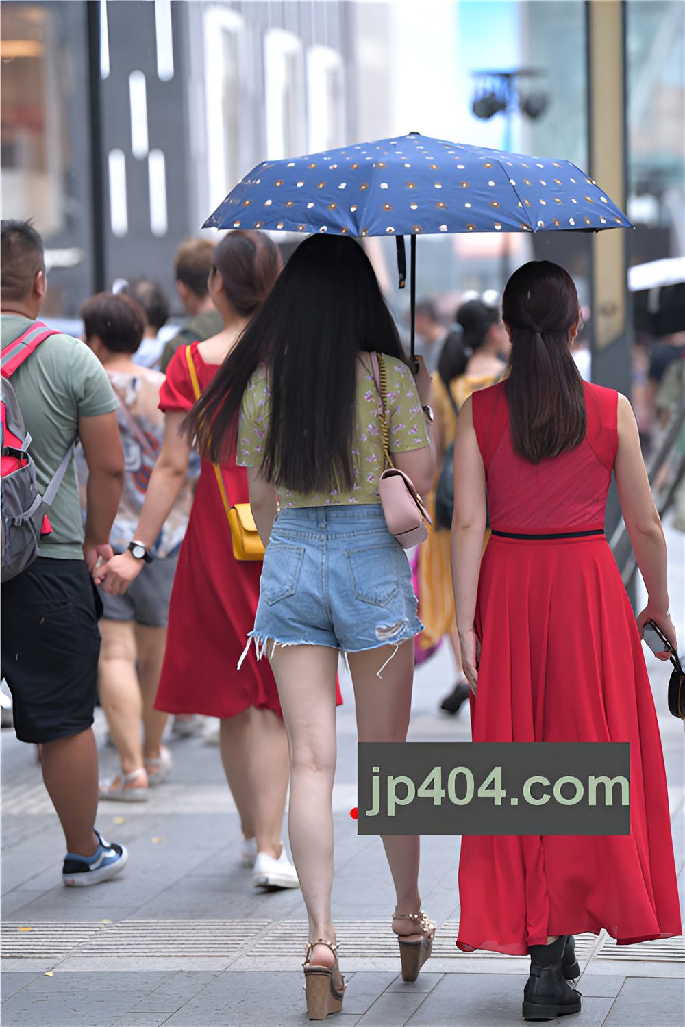 拍照的热裤小妹(39P)[259M/JPG]