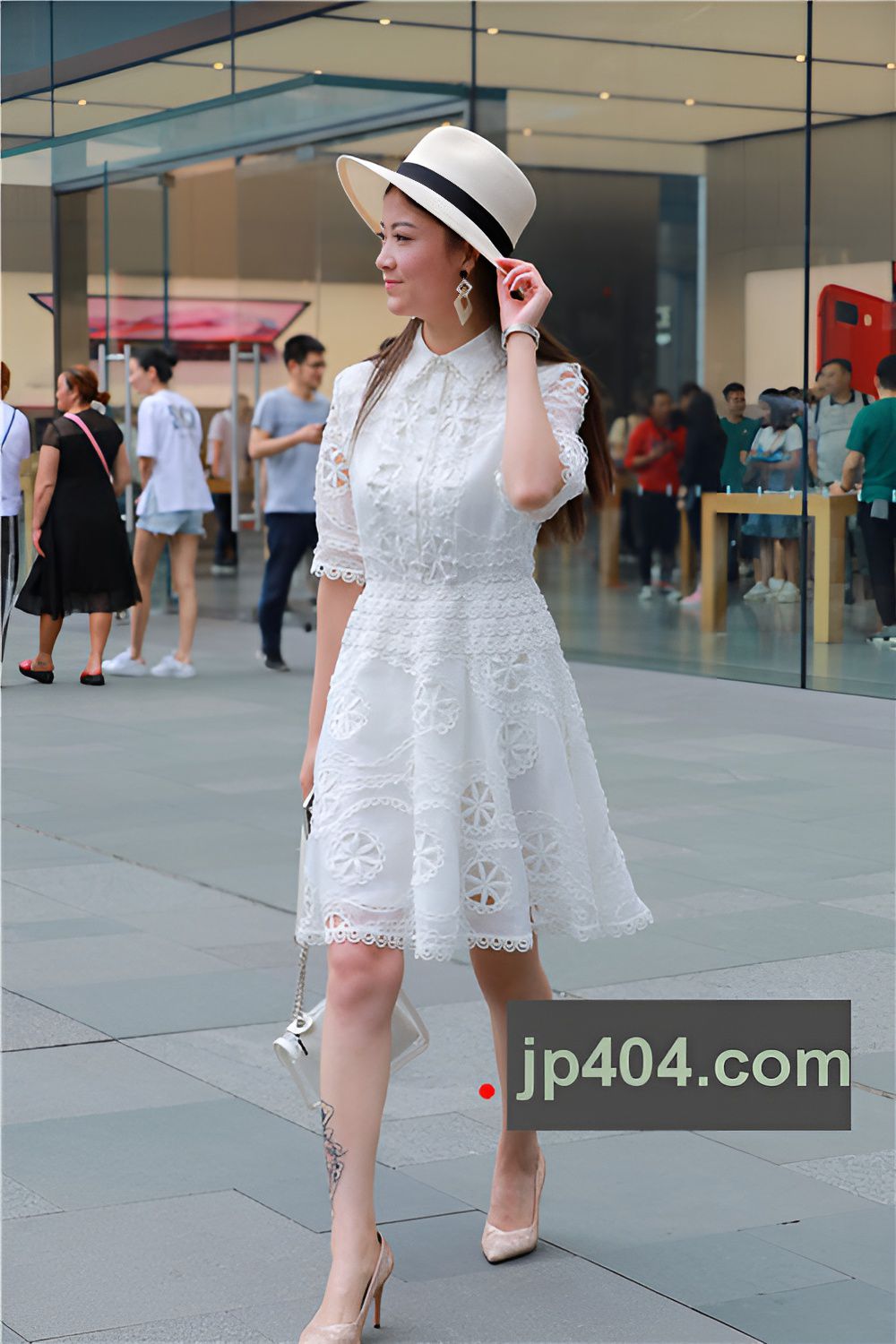 白色连衣裙纹身小姐姐(40P)[307M/JPG]