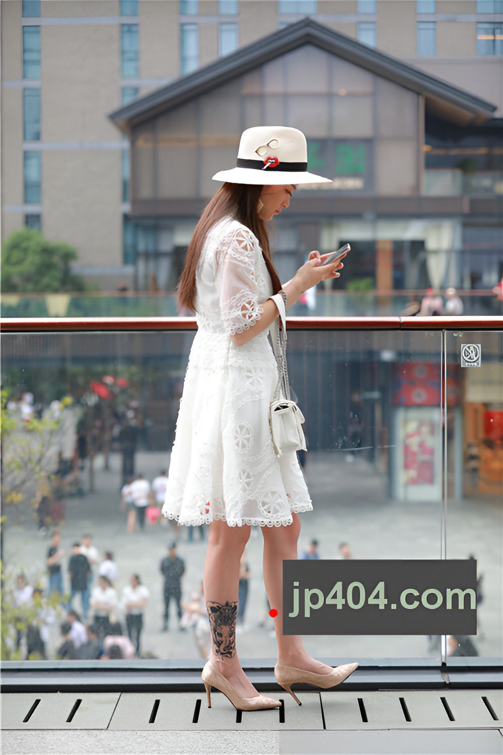 白色连衣裙纹身小姐姐(40P)[307M/JPG]