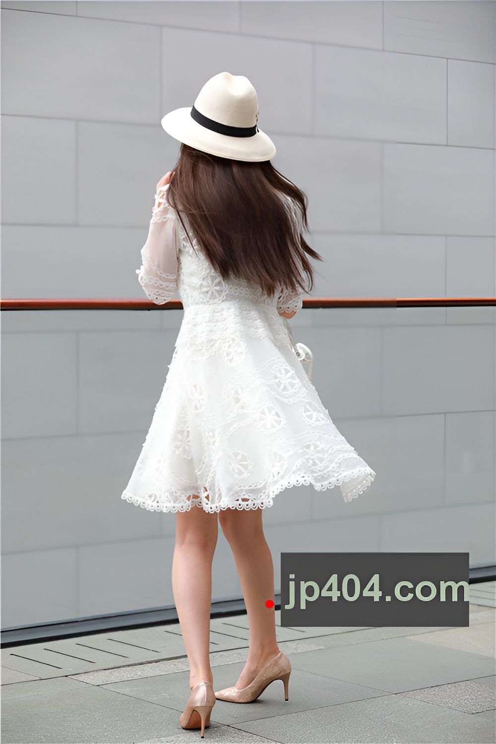 白色连衣裙纹身小姐姐(40P)[307M/JPG]