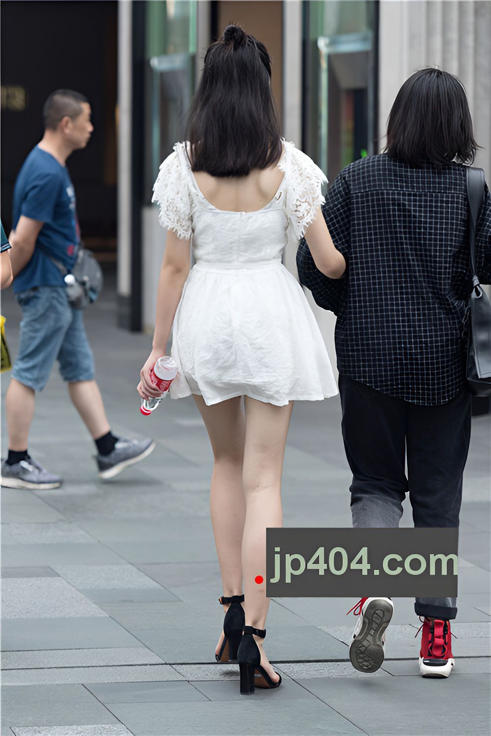 街拍白色连衣裙美女(25P)[401M/JPG]
