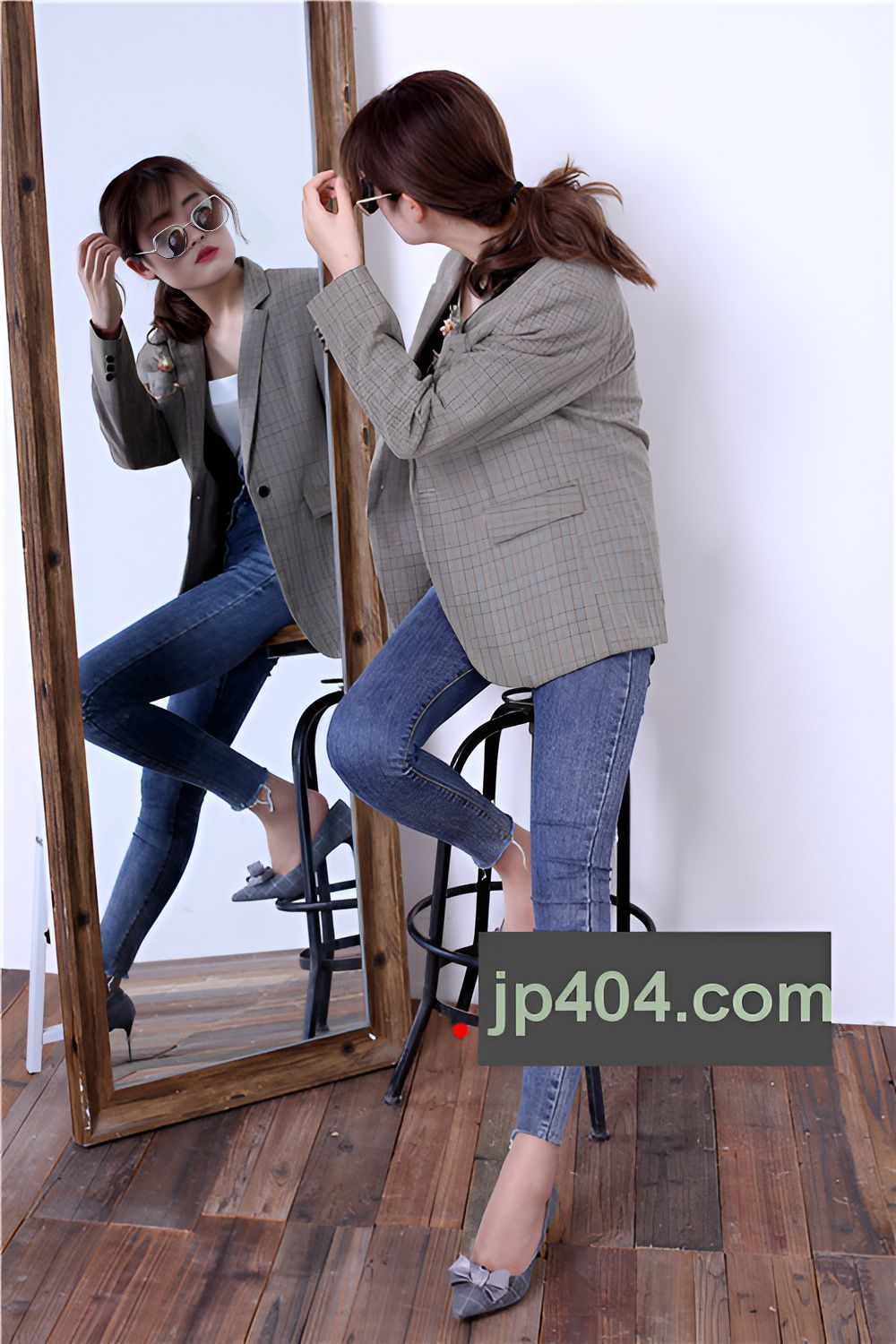 镜子前的牛仔裤MM(46P)[111M/JPG]