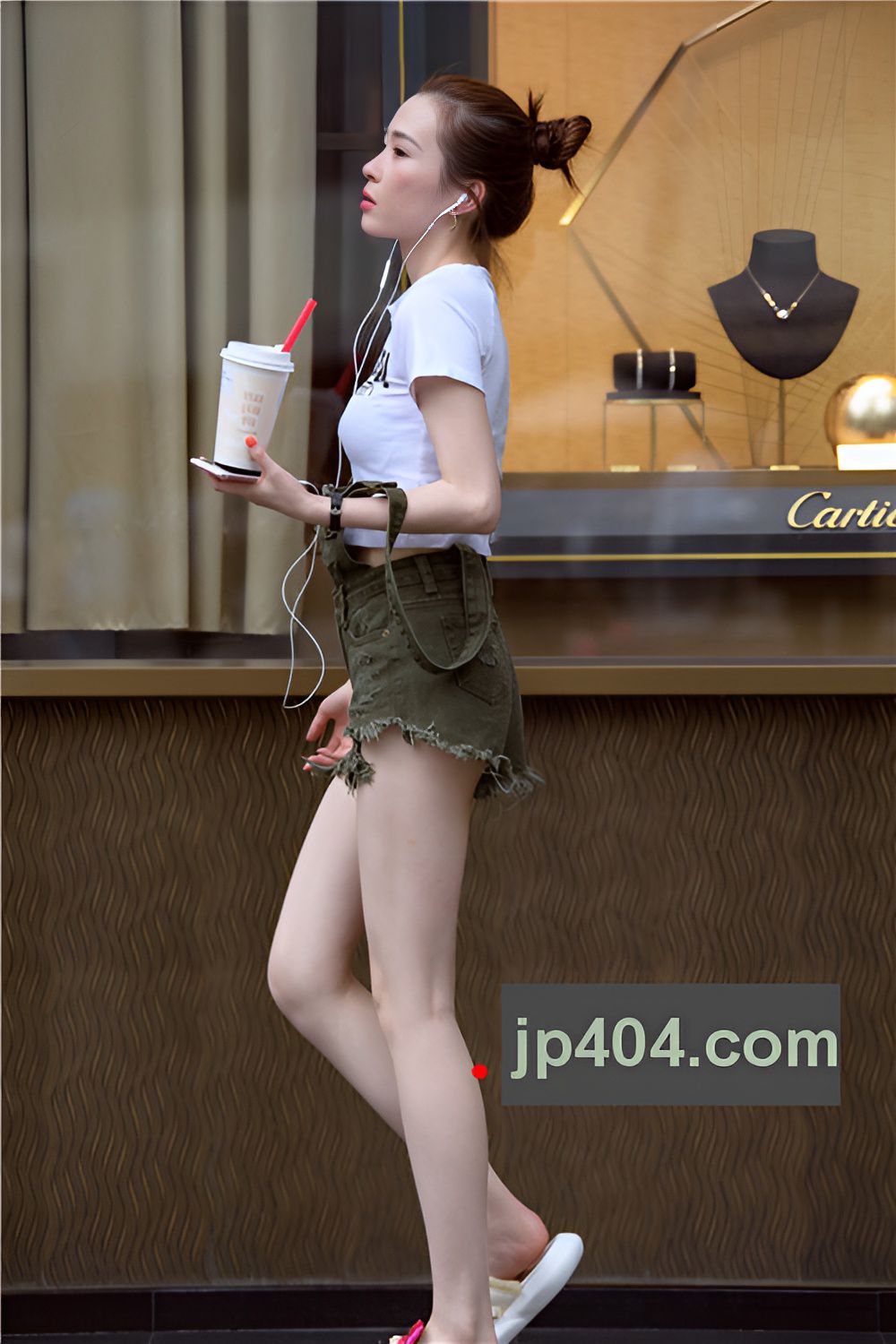 牛仔背带热裤妹子(30P)[125M/JPG]