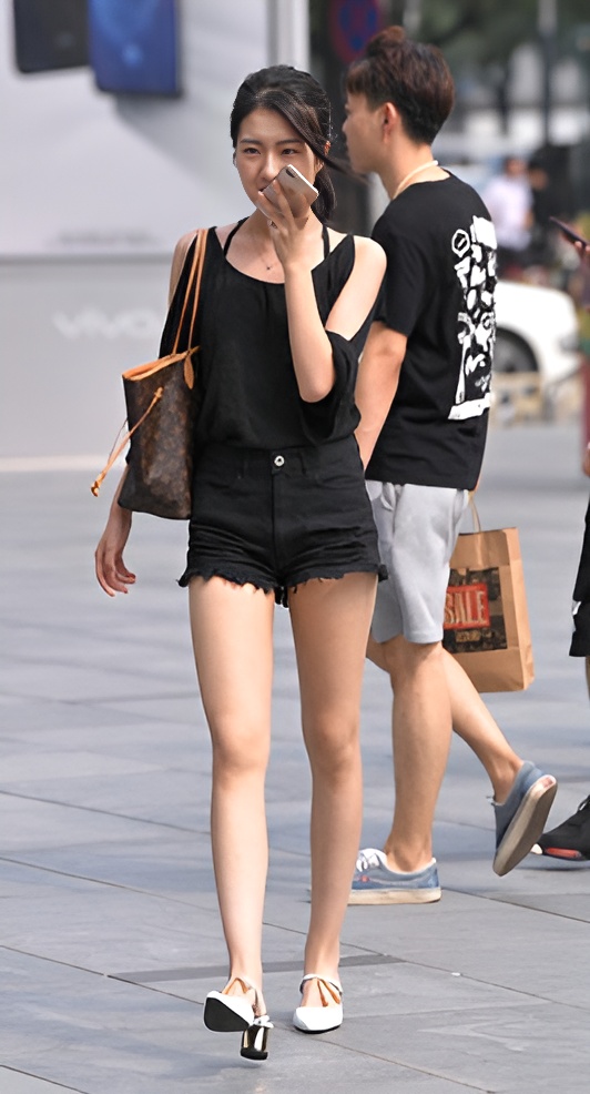 黑色热裤小姐姐(17P)[124M/JPG]