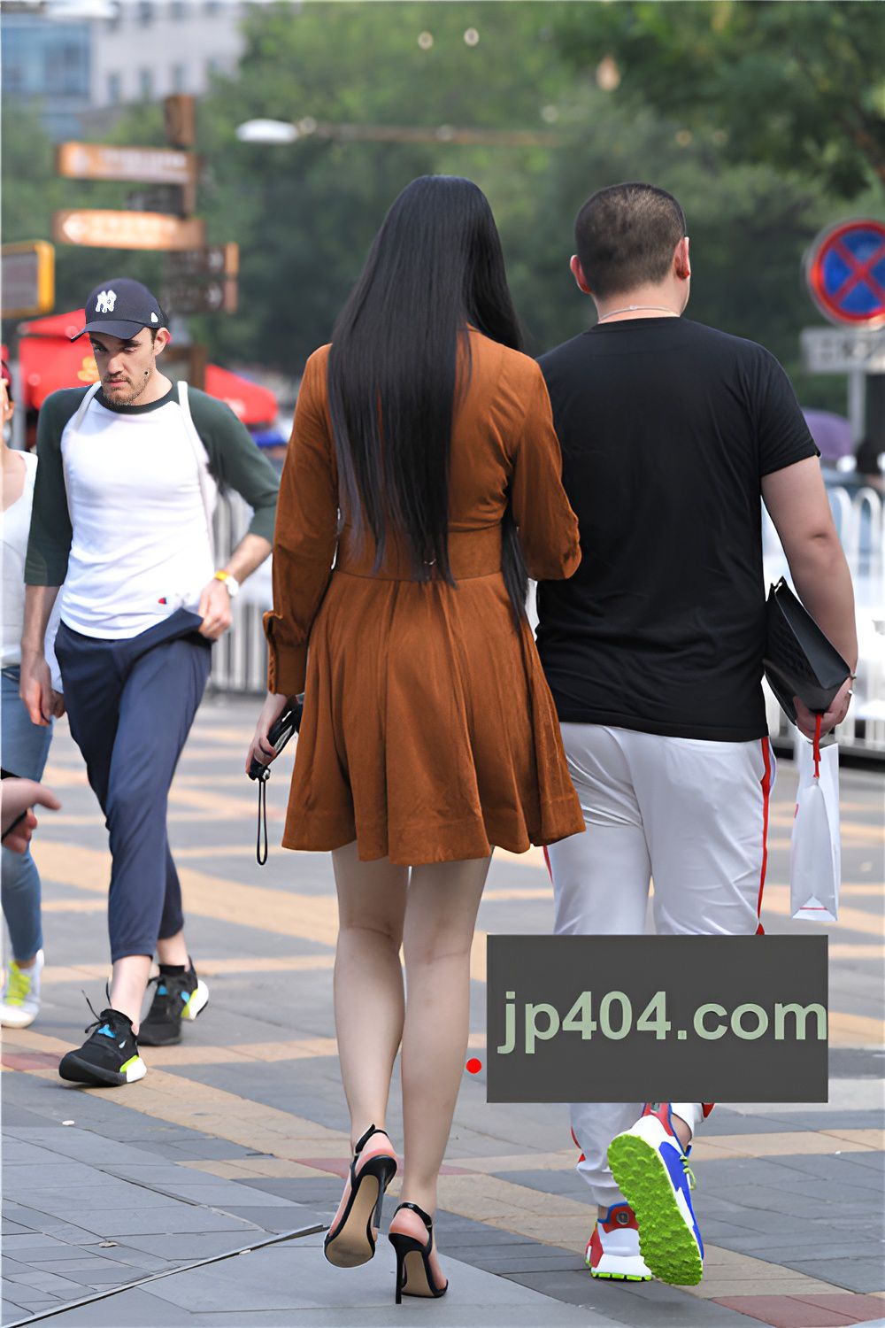 长发棕色连衣裙小姐姐(19P)[148M/JPG]