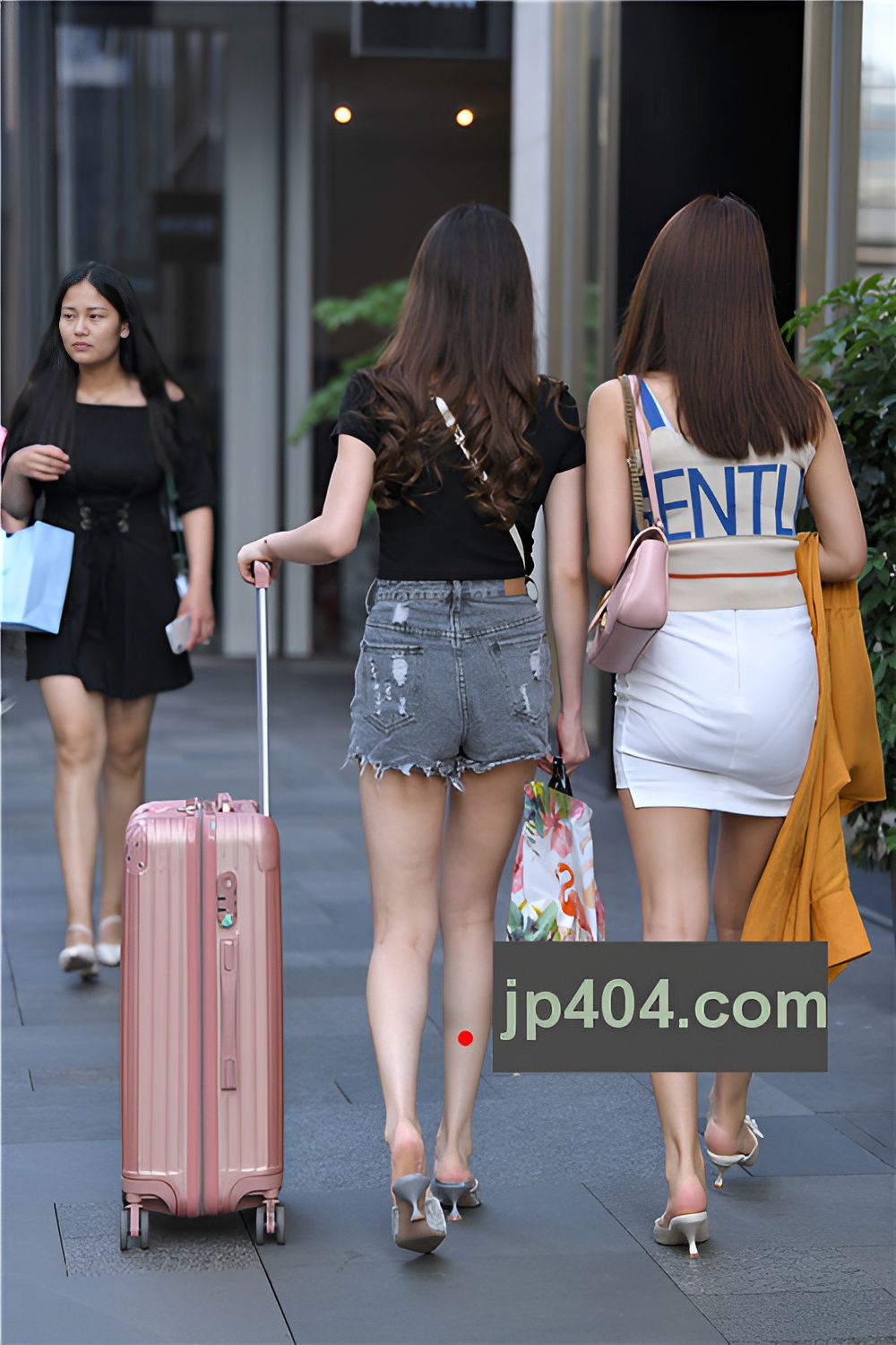 拉着行李箱的小姐姐(19P)[228M/JPG]