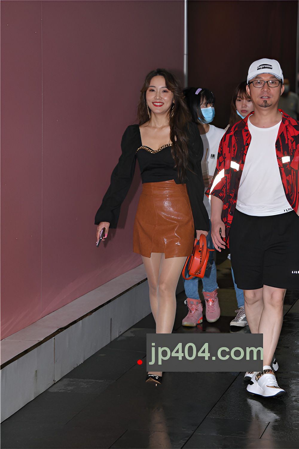 很开心的肉丝高腰皮裙小姐姐【套图+视频】